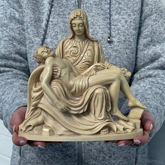 Stará socha Pieta dle Michelangela masivní 3 kg 2 900 Kč - 3