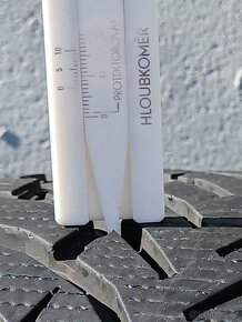 Pěkné zimní pneu Nokian 255/40/21 vzorek 8mm - 3