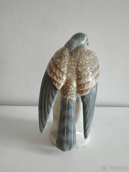 Porcelánová plastika sokola – Eichwald Dubí, značení 8326 14 - 3