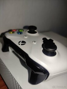 Xbox One S 1tb + GTA V a FIFA 20 - 3