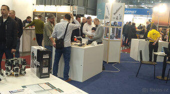 Stoly skříňky boxy koberec stojan - z expozice - 3
