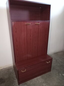 Zdarma sympatická regálová skříň - 3