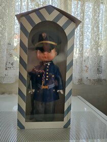 Figurka vojáka hradní stráže s kovovou puškou - 3