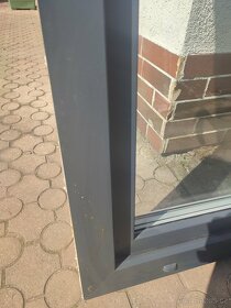 Značkové plastové okno antracit, bílá - 3