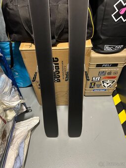 Head Kore X90 177cm + Vázání Tyrolia Attack 13 (NOVÉ LYŽE) - 3
