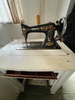 Starožitný šicí stroj ROYAL - 3