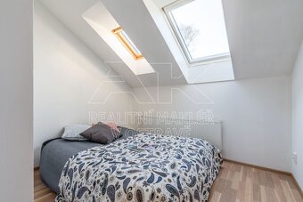 Pronájem podkrovního bytu 2+KK vonícího novotou, ul. Jílová. - 3