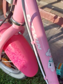 Prodám 2 dětská dívčí kola Btwin - s helmou - 3