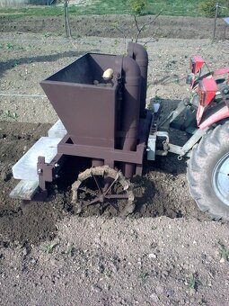 Sazeč brambor dvouřádkový za malotraktor TZ-4K-14 nebo MT8 - 3
