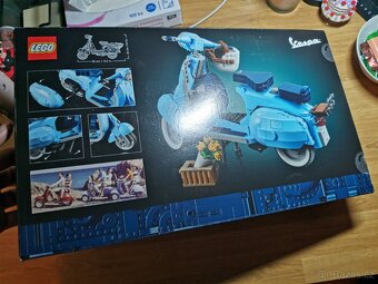LEGO Icons 10298 Vespa 125 - 3