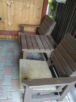 Stará dřevěná dvoj sedačka se stolkem uprostřed - 3