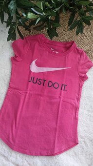 Růžové tričko Nike vel. 104-110 - 3