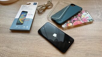 Apple iPhone SE 2 64gb černý- pěkný stav, kryty, IOS 26 - 3