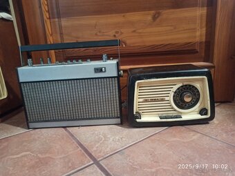 Nabízím sbírku rádii a magnetofonu.Cena dohodou. - 3