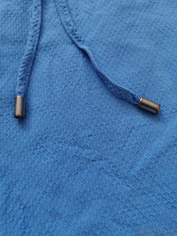 Letní modrá halenka s krajkovým detailem M - 3