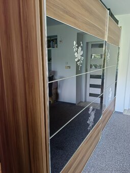 Krásná a prostorná stání skříň - 3