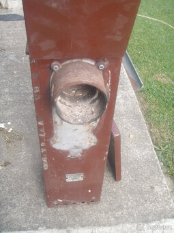 kamna PETRY , litina starší ale dobre Historický kus. - 3