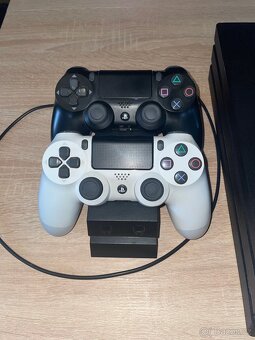 PlayStation 4 Pro 1TB SSD + 2 ovladače + dokovací stanice - 3