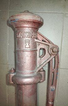Litinová masivní stará ruční pumpa - 3