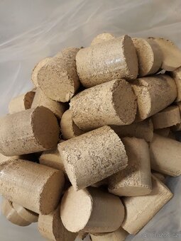 Dřevěné brikety z tvrdého dřeva 6,- - 3