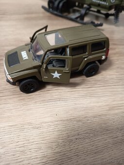 Vojenská helikoptéra, tank a jeep - 3