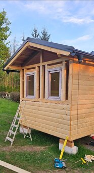 Mobilní dřevěný domek 2,5 × 2,5 m – pojízdný, nový - 3