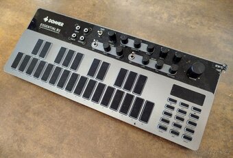 Basový Synthesizer Donner Essential B1 (v záruce) - 3