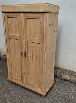STAROŽITNÁ ŠATNÍ SKŘÍN PO CELKOVÉ ENOVACI - 3
