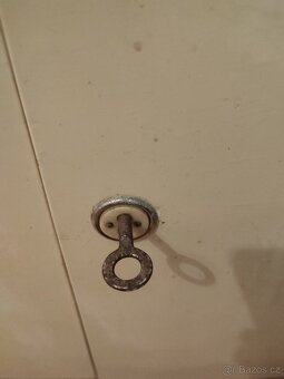 Stara kredenc za odvoz, nutná renovace - 3
