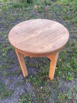 Kulatý masivní stůl po renovaci – 72 × 78 cm - 3