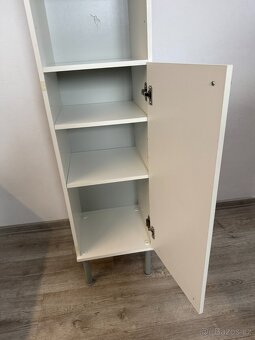 Vysoká koupelnová skříňka se skleněnými policemi – bílá - 3