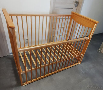 Dřevěná dětská postýlka + matrace + mantinely. - 3