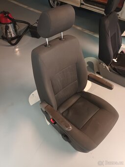 Sedadlo řidiče s loketními opěrkami - 3