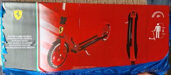Koloběžka Ferrari 2x a helma+chrániče (S+L) - 3