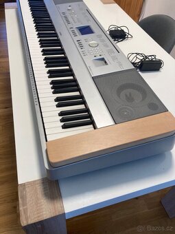Piano YAMAHA Portable Grand DGX-640 - 3