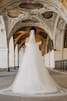 Třpytivé svatební šaty včetně závoje - 3