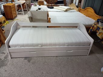 Prodám hezkou postel z masivu s dalším vysunovacím lůžkem - 3