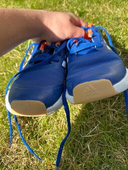 Adidas dětské sálové boty - 3