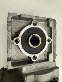ELEKTROMOTOR S PREVODOVKOU 159 ot/min - 3