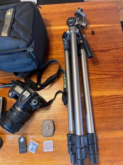 Nikon D90 + 2x objektiv, stativ, batoh, knihy a další přísl. - 3