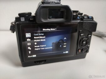 Olympus OM-D E-M10 s gripem, 2x baterie a nabíječka - 3