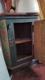 Skříň zdobená - 3