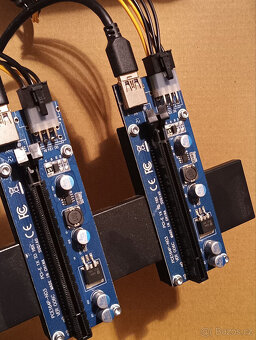PCI-e riser x1 pro mining a také Akyga adaptér - 3