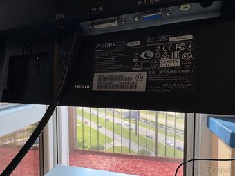 Monitor (Philips 24 palců) + držák na stůl - 3