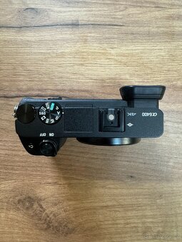 Sony A6400 + 2 objektivy + příslušenství – VÝBORNÝ stav - 3