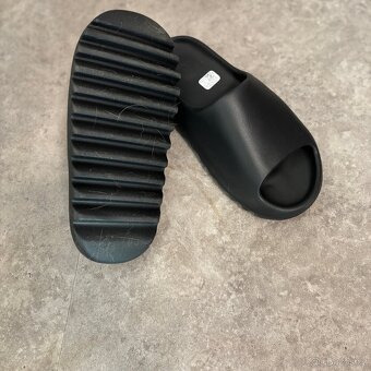 Yeezy slides - 3