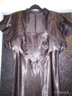 Krásné hnědé lesklé šaty na ples v letošní módní barve - 3