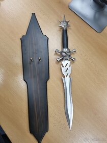 Meč/dýka s lebkou a podkladovou deskou - 3