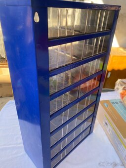 Šuplíkový kompakt na spojovací materiál - 3