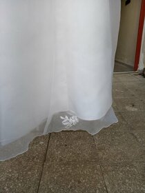 Dlouhé bílé svatební šaty s korálkovým zdobením - 3